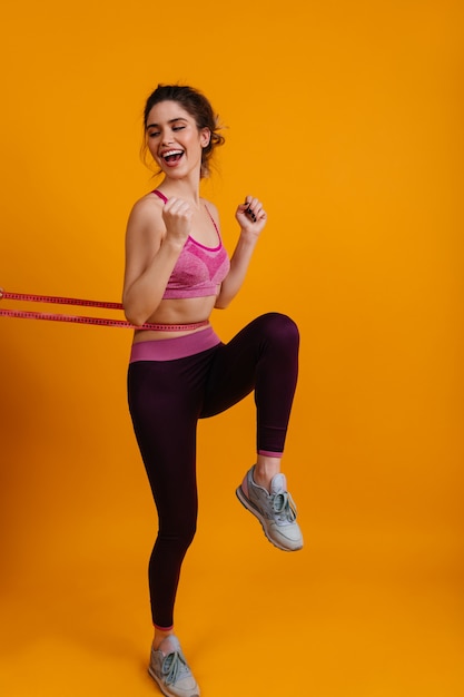 Foto grátis mulher em ótima forma fazendo zumba