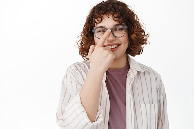 Mulher em pé, alegre, com um sorriso sincero e branco