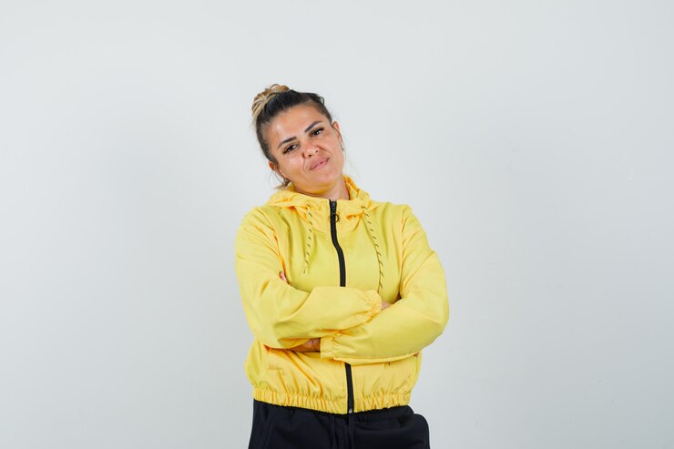 Foto grátis mulher em pé com os braços cruzados em um terno esporte e parecendo confiante. vista frontal.