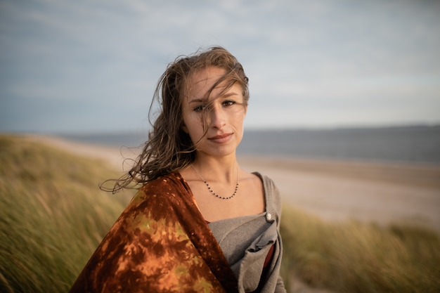 Mulher em pé na praia durante o dia