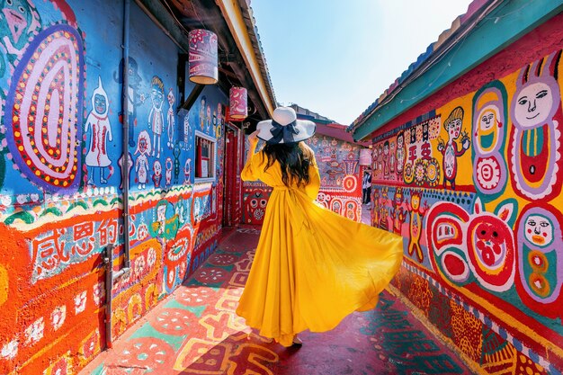 Mulher em pé na vila de Rainbow em Taichung, Taiwan.