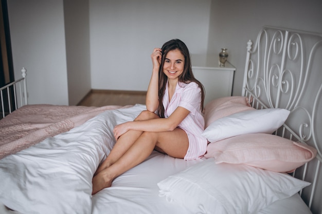 Mulher, em, pijama, sentar cama