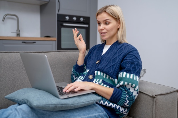 Mulher em plano médio teletrabalhando