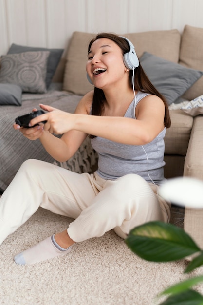 Mulher em plena cena jogando videogame