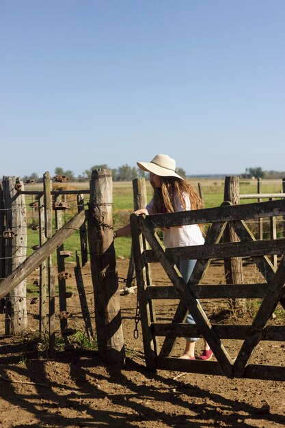 Mulher em plena cena na fazenda