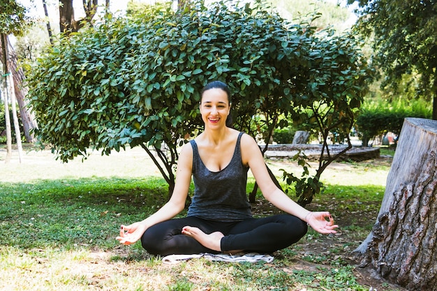 Foto grátis mulher em posição de lótus