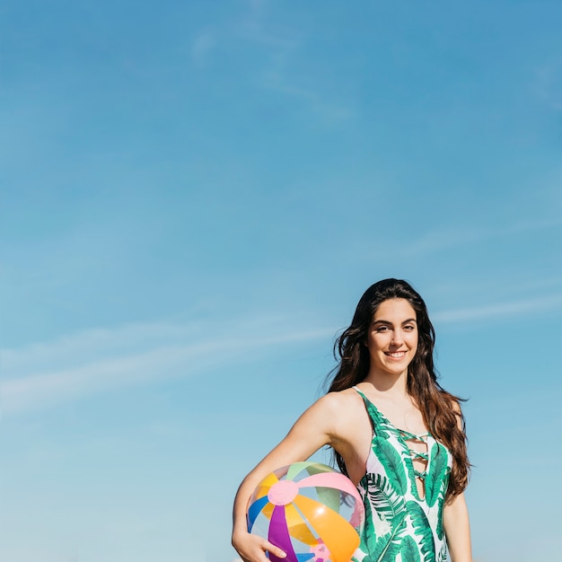 Foto grátis mulher, em, praia, com, inflável, bola
