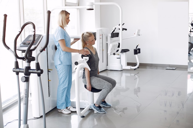 Foto grátis mulher em reabilitação após lesão na sala de fisioterapia