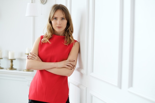 Mulher em roupas casuais dentro de casa