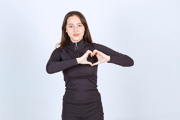 Mulher em roupas pretas, sentindo-se adorável e romântica.