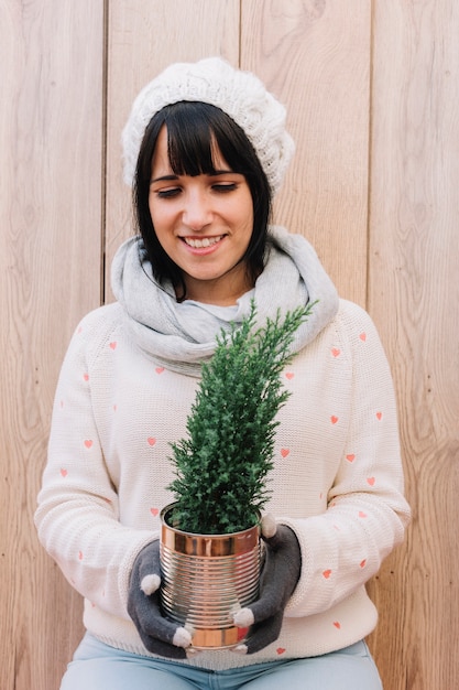 Foto grátis mulher, em, suéter, segurando, planta