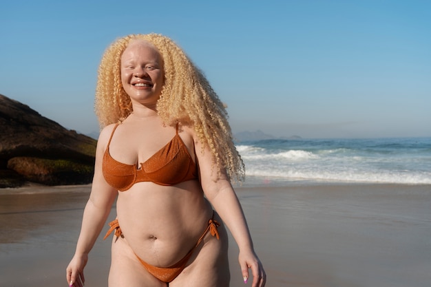 Foto grátis mulher em tamanho maior posando à beira-mar