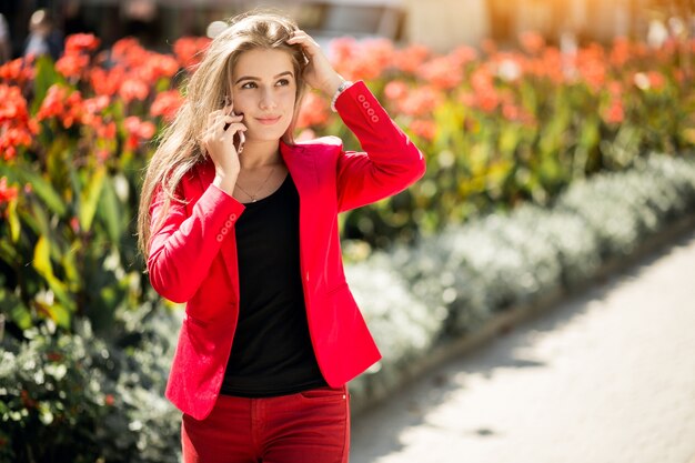 Mulher em terno vermelho