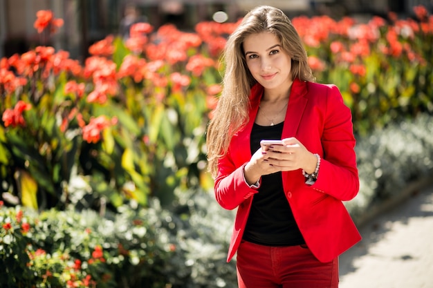 Mulher em terno vermelho