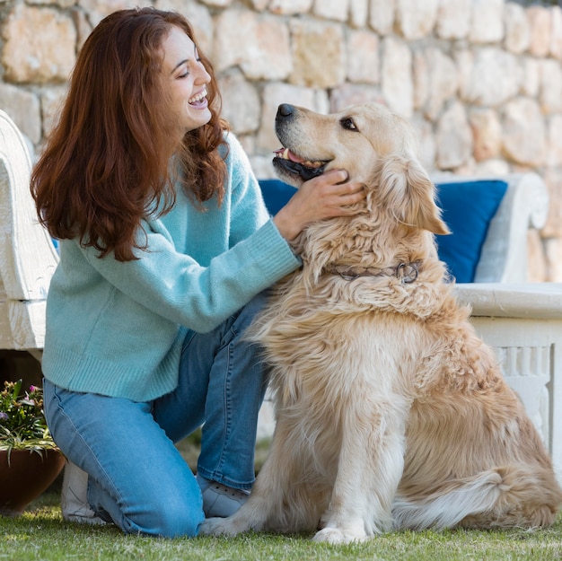 Mulher em tiro completo com cachorro sorridente