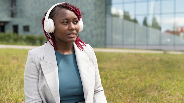 Mulher em tiro médio com fones de ouvido