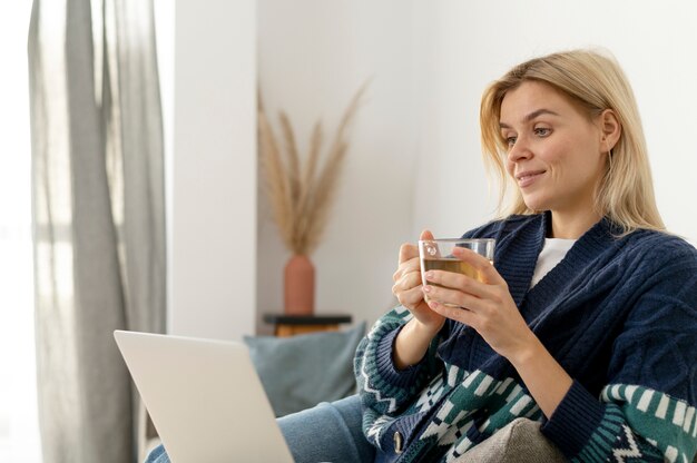 Mulher em tiro médio com laptop