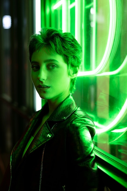 Mulher em tiro médio com luz neon