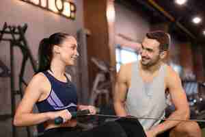 Foto grátis mulher em tiro médio com personal trainer