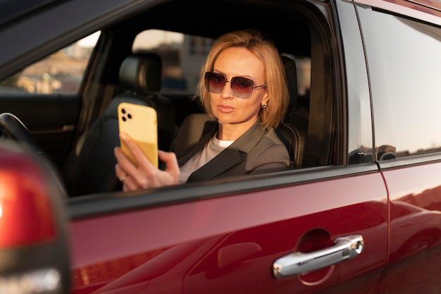 Mulher em tiro médio dentro do carro