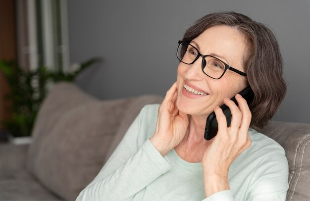 Mulher em tiro médio falando ao telefone