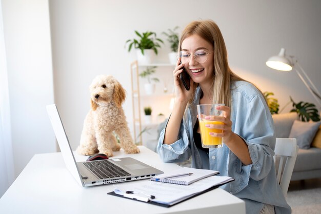 Mulher em tiro médio falando ao telefone