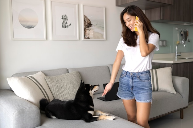 Foto grátis mulher em tiro médio falando ao telefone