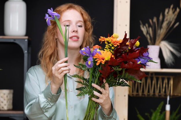 Foto grátis mulher em tiro médio segurando flores