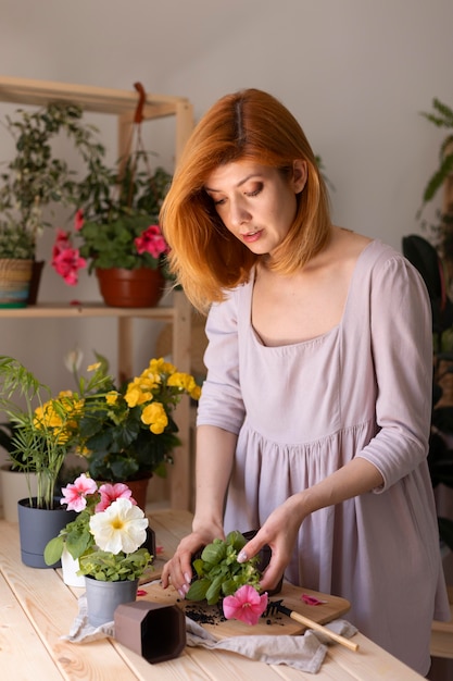 Foto grátis mulher em tiro médio segurando uma flor