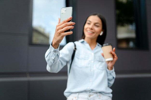 Mulher em tiro médio tirando uma selfie