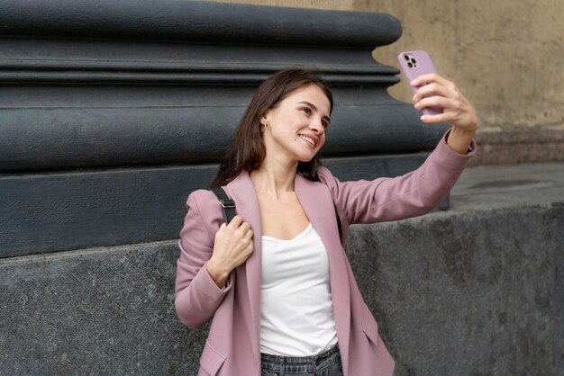 Mulher em tiro médio tirando uma selfie