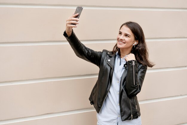 Mulher em tiro médio tirando uma selfie