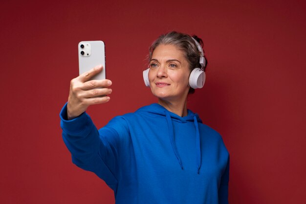 Mulher em tiro médio tirando uma selfie