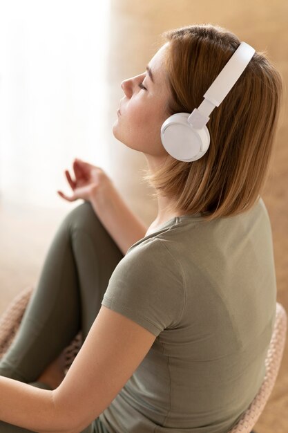 Mulher em tiro médio usando fones de ouvido