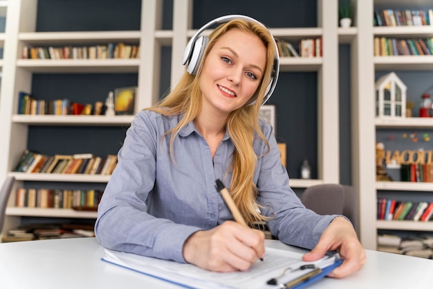 Mulher em tiro médio usando fones de ouvido