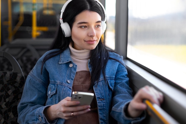 Mulher em tiro médio usando fones de ouvido