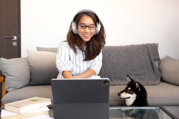 Mulher em tiro médio usando fones de ouvido