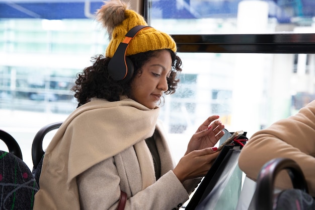 Mulher em tiro médio usando fones de ouvido