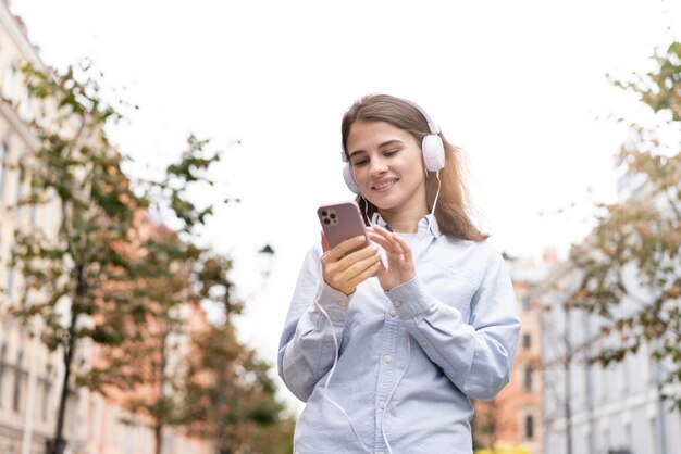 Mulher em tiro médio usando fones de ouvido