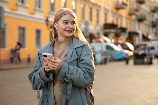 Mulher em tiro médio usando fones de ouvido