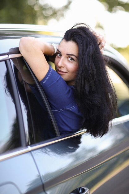 Foto grátis mulher em um carro