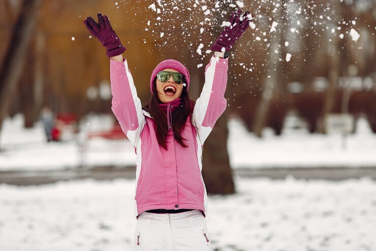 Foto grátis mulher em um parque de inverno. senhora em traje esporte rosa. garota em um óculos de sol.