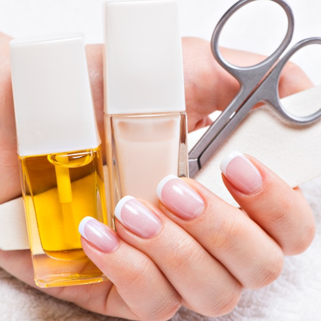 Mulher em um salão de beleza recebendo manicure por uma esteticista. conceito de tratamento de beleza.