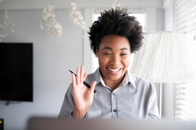 Foto grátis mulher em uma aula online estudando por meio do sistema de e-learning