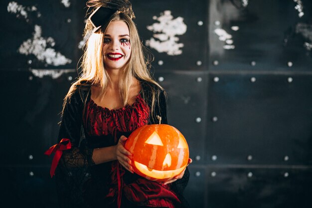 Mulher em uma fantasia de halloween