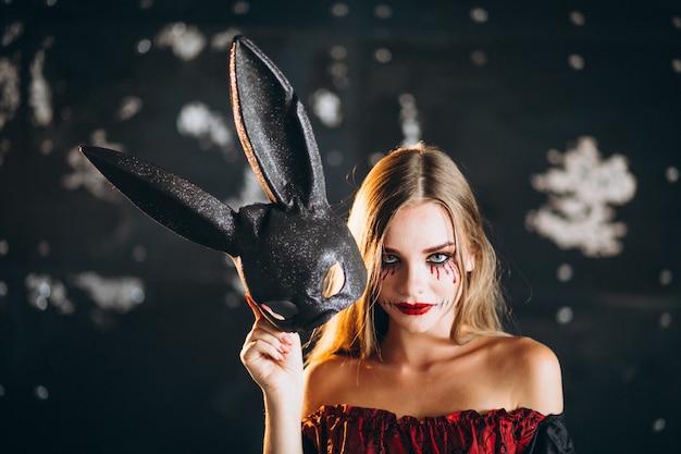 Foto grátis mulher em uma fantasia de halloween