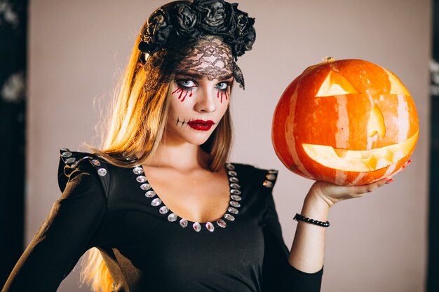 Mulher em uma fantasia de halloween