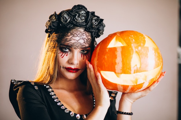 Mulher em uma fantasia de halloween