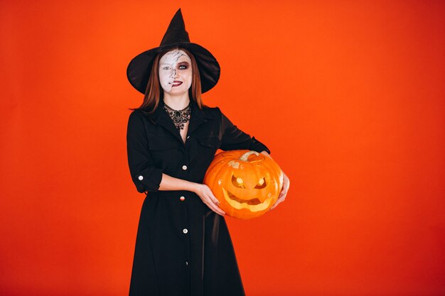 Mulher em uma fantasia de halloween