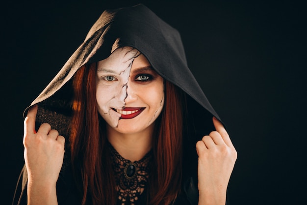 Foto grátis mulher em uma fantasia de halloween